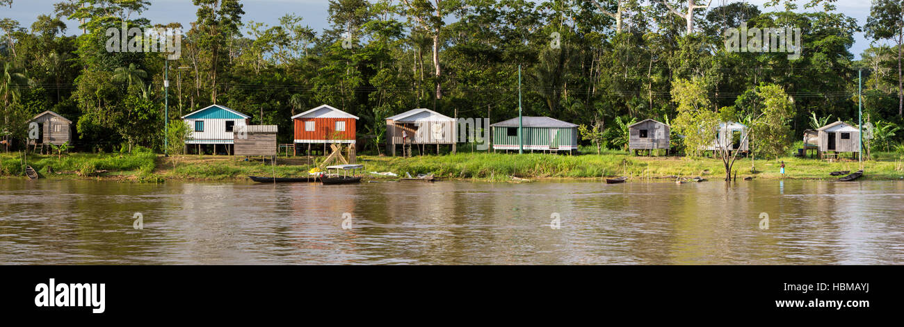 Casa in legno su palafitte lungo il fiume del Amazon e la foresta pluviale,  Brasile Foto stock - Alamy