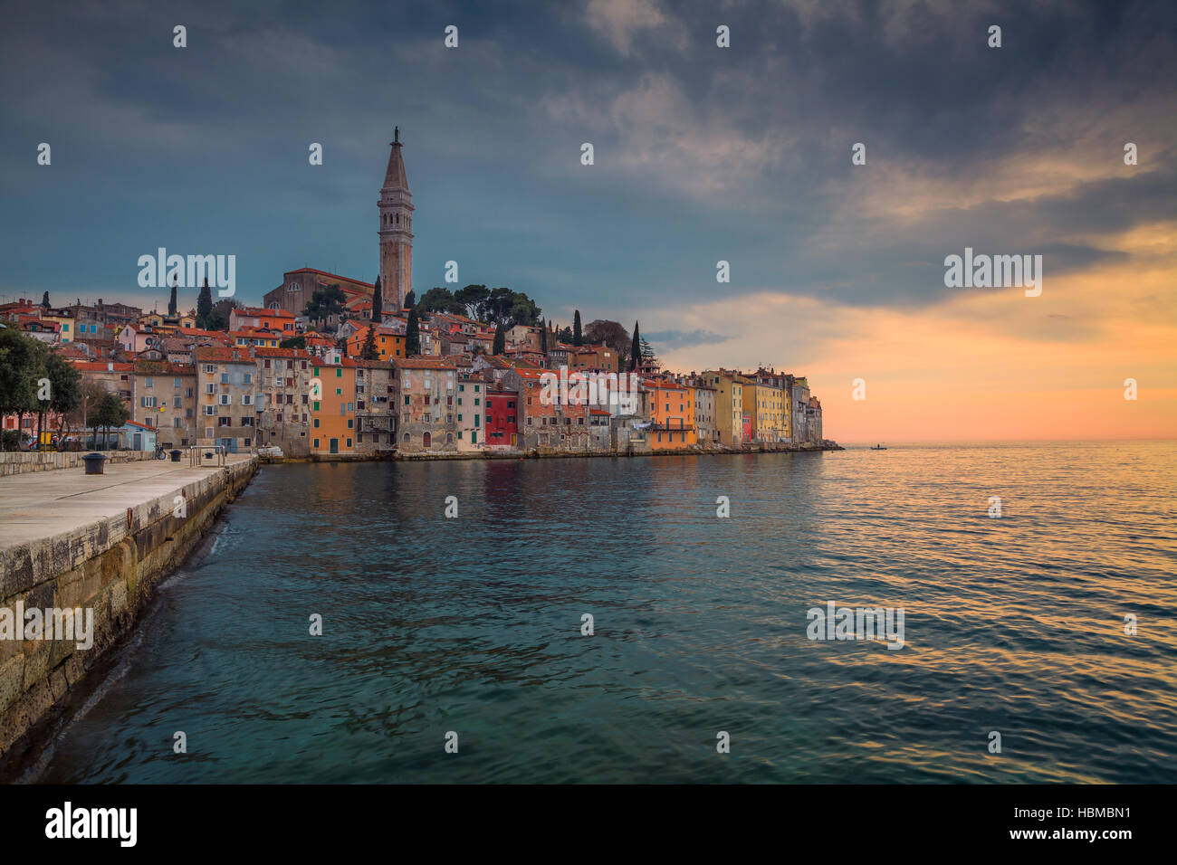 Rovigno. Splendida e romantica città vecchia di Rovigno durante il tramonto,penisola istriana,croazia,l'Europa. Foto Stock