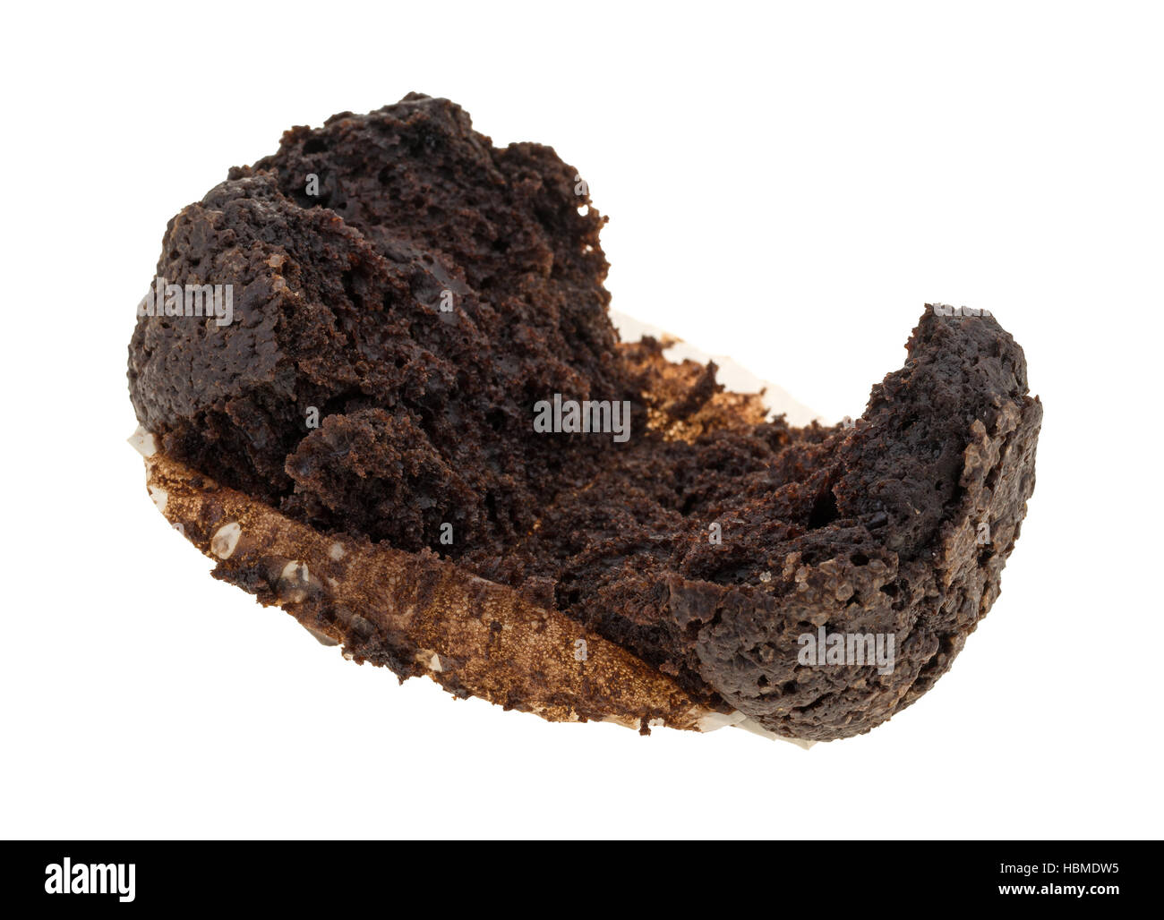 Un doppio muffin al cioccolato rotto aprire isolato su uno sfondo bianco. Foto Stock