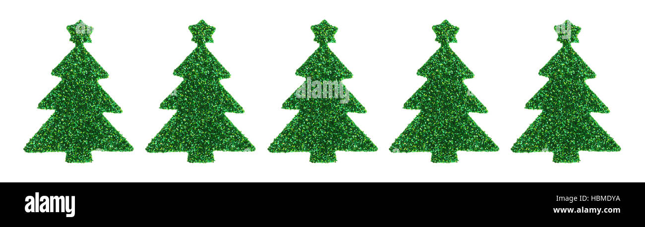 Una fila di glitter verde albero di Natale figurine isolato su uno sfondo bianco. Foto Stock