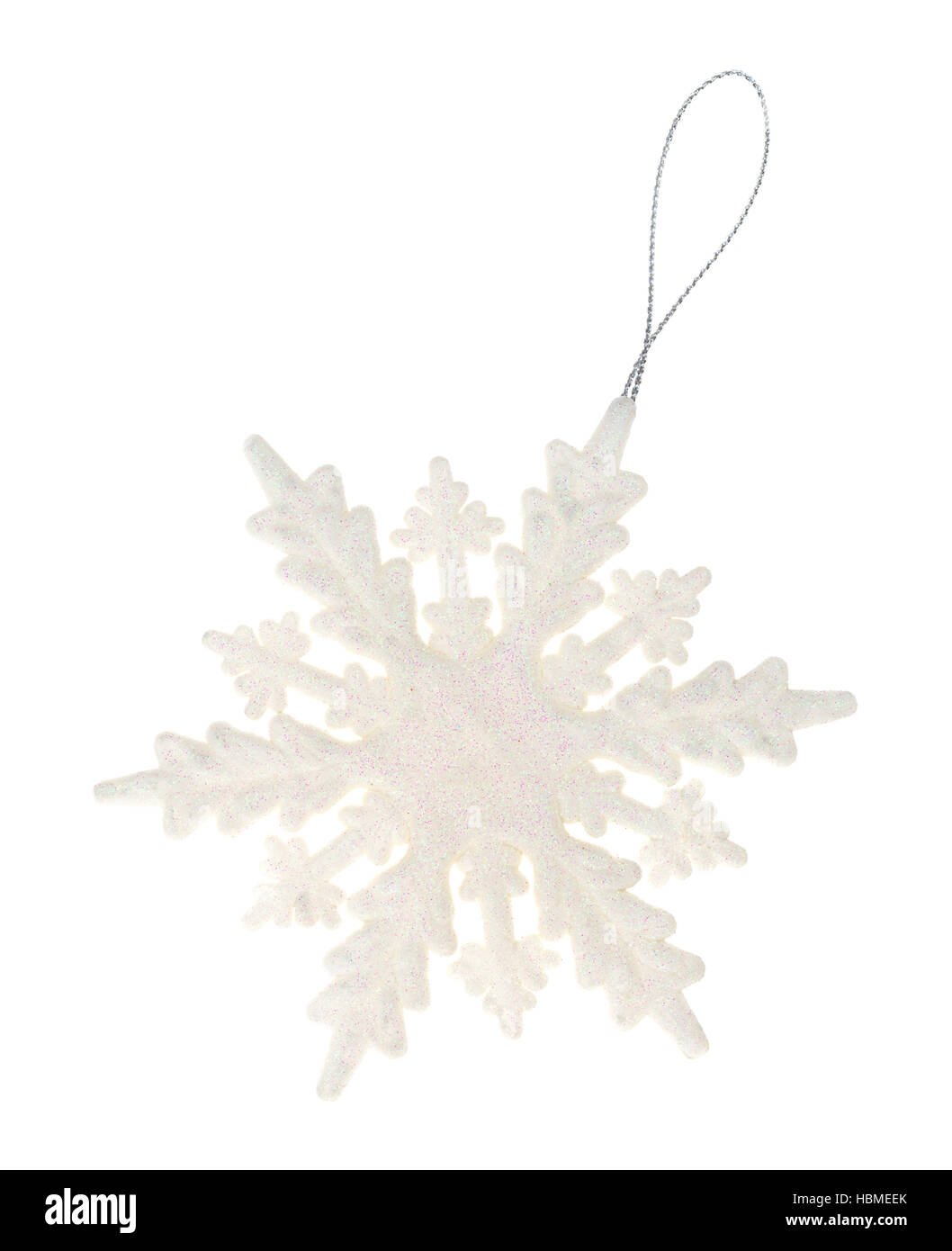 Un grande plastico ornamento del fiocco di neve con glitter isolato su uno sfondo bianco. Foto Stock