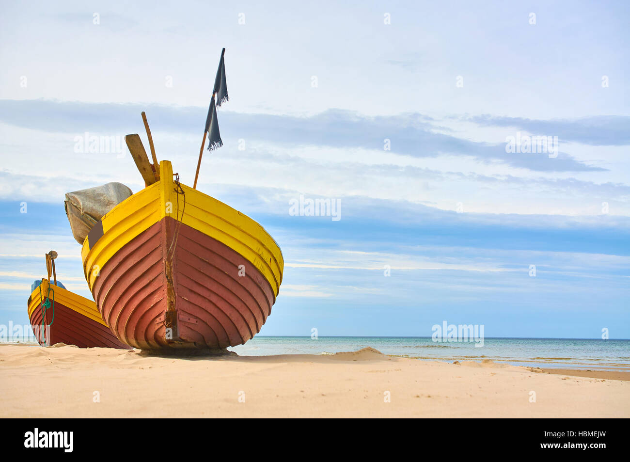 Barca da pesca in mare baltico spiaggia sabbiosa con drammatica sky durante il periodo estivo in Polonia Foto Stock