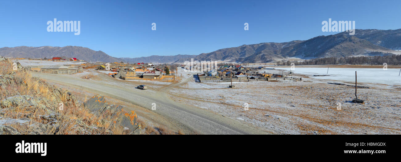 Villaggio di montagna inverno Foto Stock