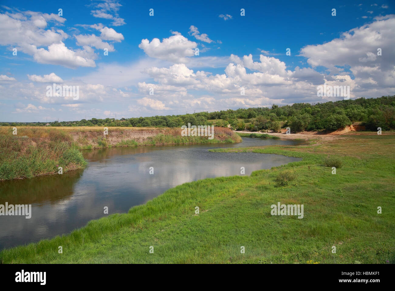 Paesaggio di campagna, river Ingulets, prato e il cielo con le nuvole Foto Stock