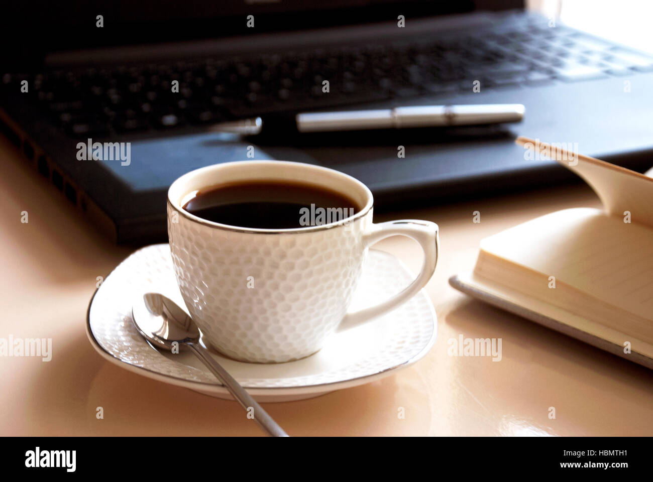Scrivania con computer portatile,notebook e accessori per caffè Foto Stock