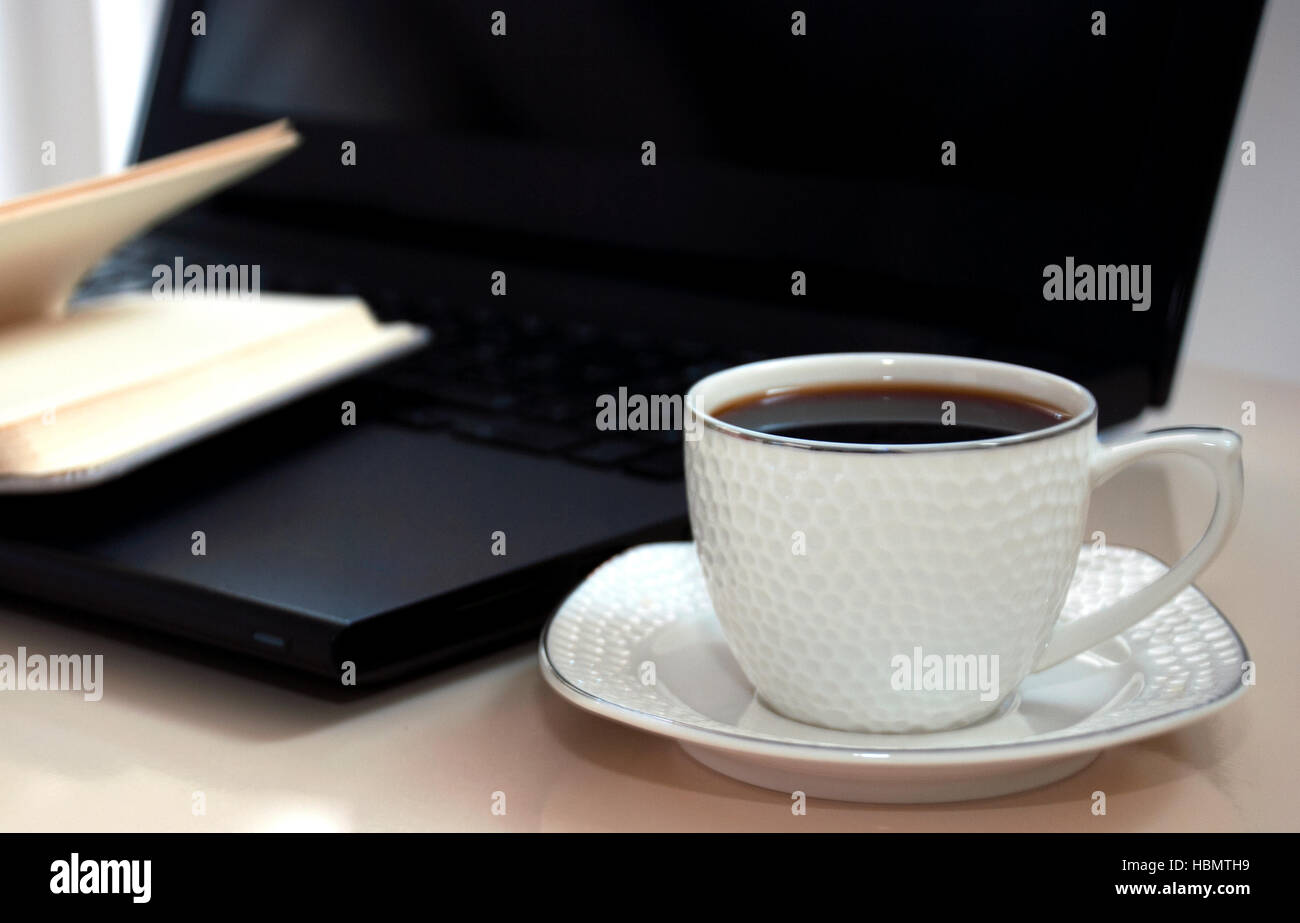 Scrivania con computer portatile,notebook e accessori per caffè Foto Stock
