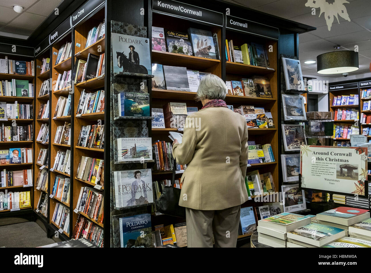 Ai clienti di navigare in un Waterstones Bookshop. Foto Stock