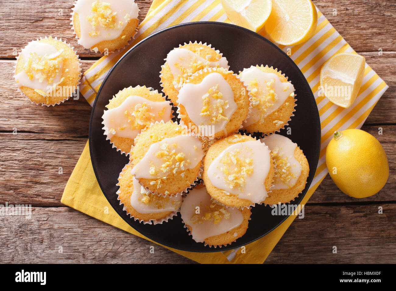 Dolce limone muffin con la scorza e zucchero a velo close-up su una piastra sul tavolo. Vista orizzontale dal di sopra Foto Stock