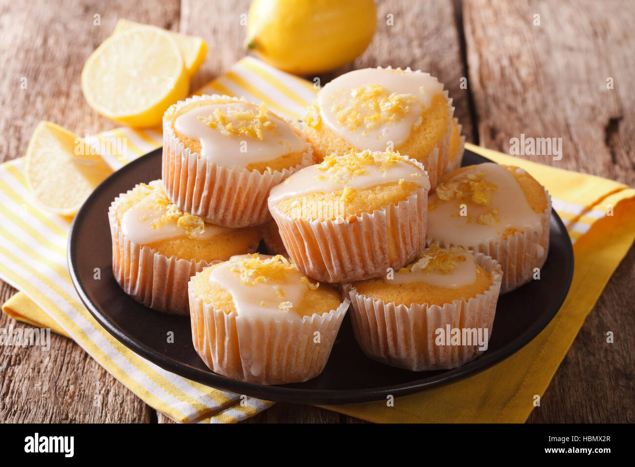 Dolce limone muffin con la scorza e zucchero a velo close-up su una piastra sul tavolo. Posizione orizzontale Foto Stock
