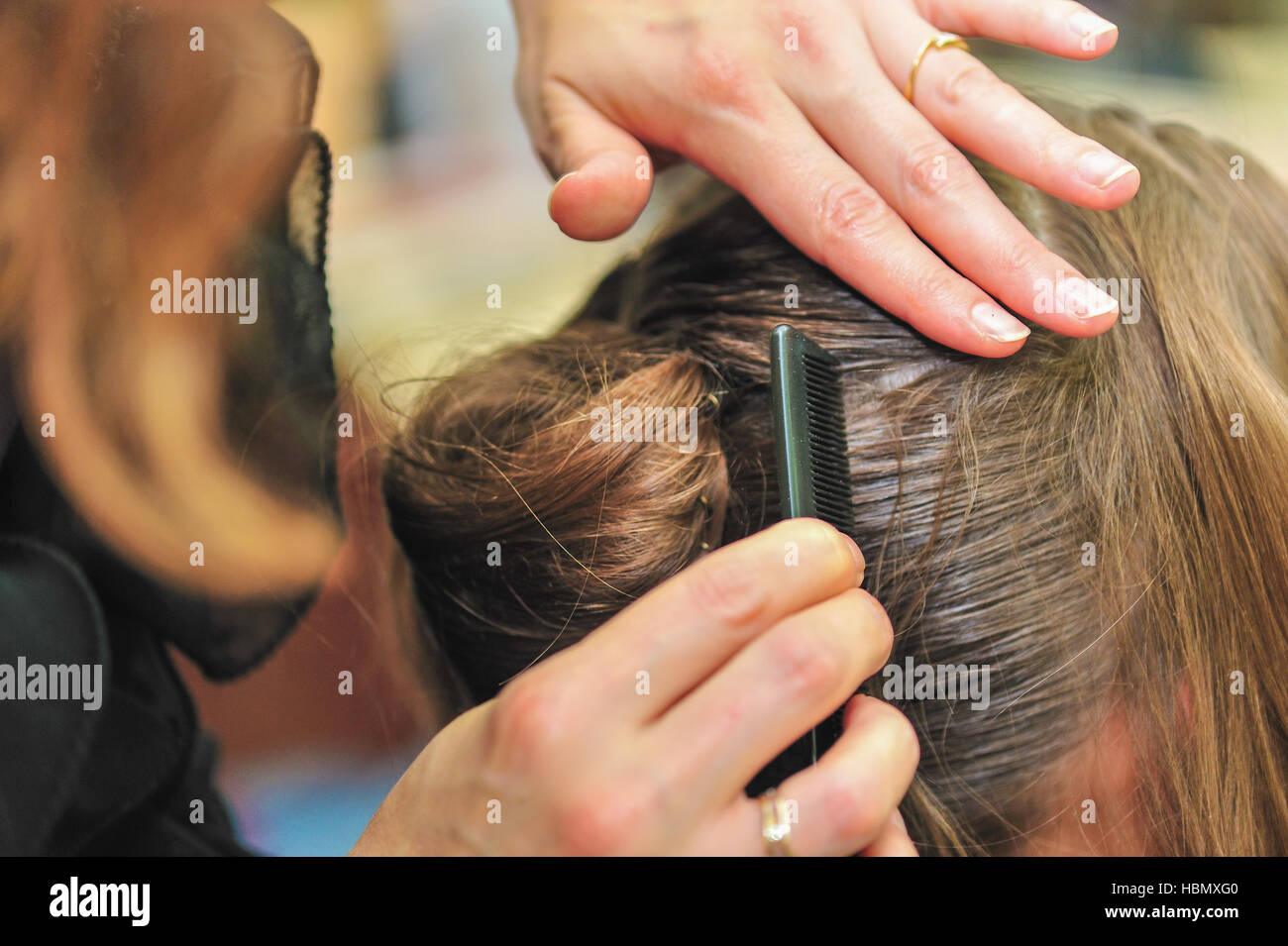 Parrucchiere per lo styling dei capelli al salon Foto Stock