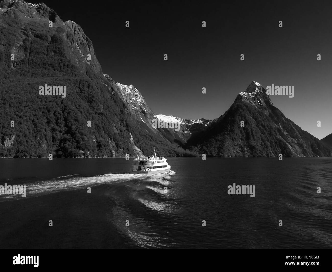 Tour in Barca capi fuori passato Mitre Peak in Milford Sound Nuova Zelanda Foto Stock