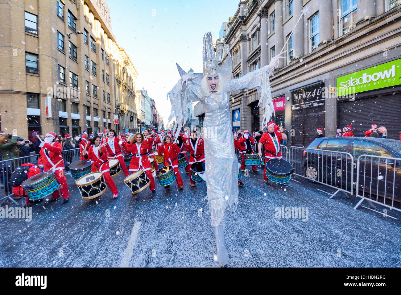Batteristi Katumba al 2016 Santa 2016 Santa Dash in Liverpool che ha rotto il record del mondo per numero di partecipanti Babbo Natale. Foto Stock