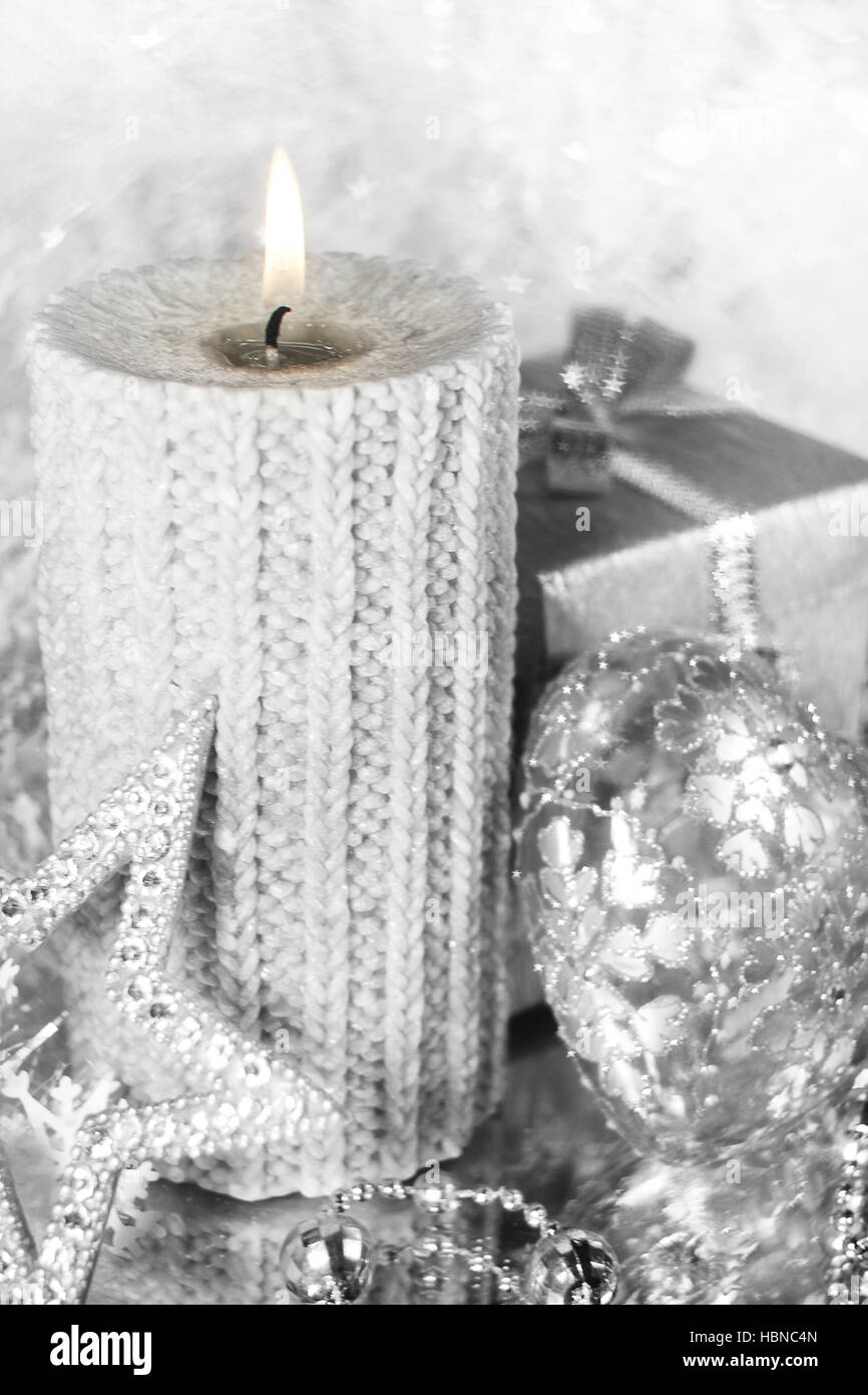 Bella argento lucido decorazioni di Natale e la candela che brucia Foto Stock