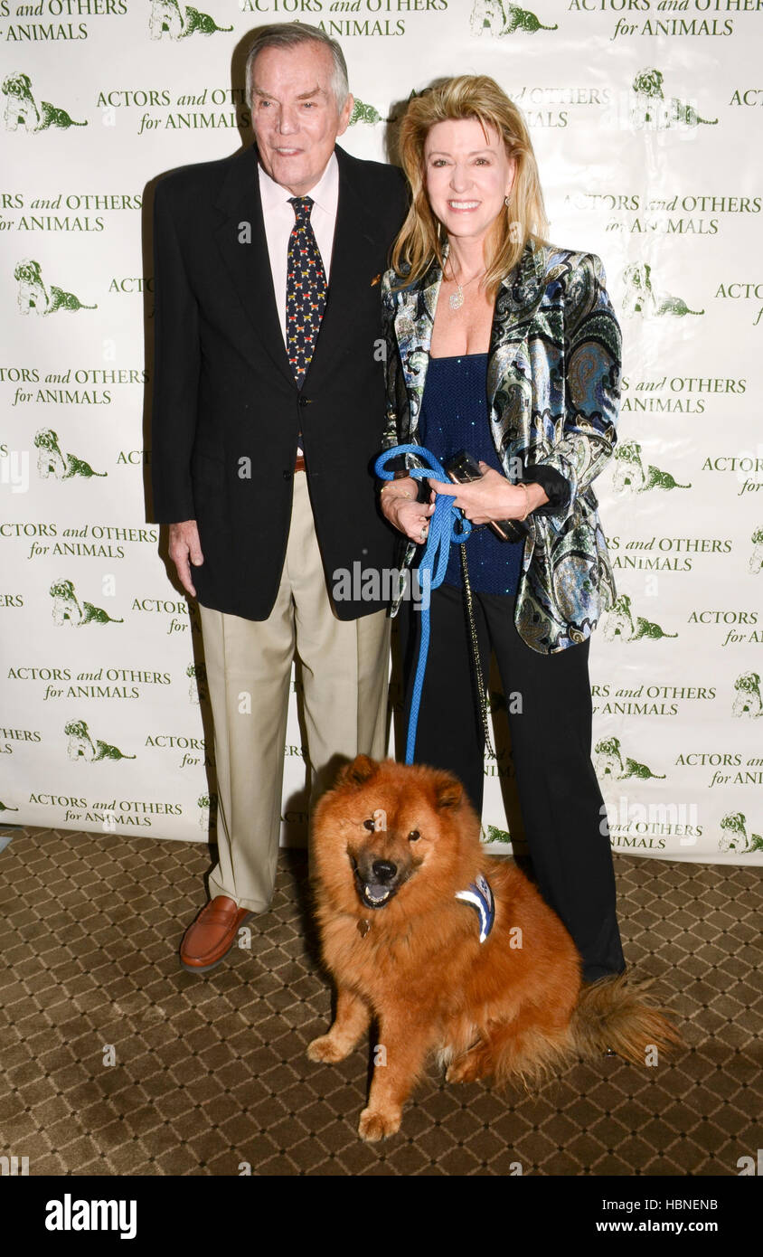 Peter Marshall, Laurie Marshall e il loro servizio cane Orsacchiotto arriva presso gli attori e gli altri per gli animali " gioia per gli animali pranzo presso la Universal City Hilton and Towers su dicembre 4, 2016 in città universale, California. Foto Stock