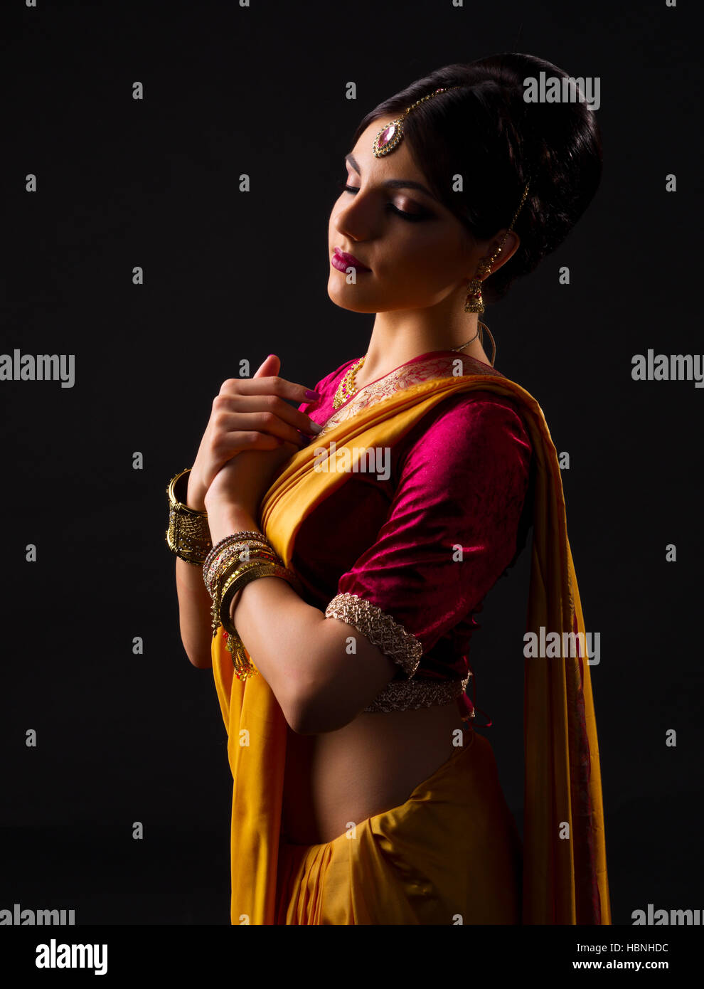 Giovane donna indiana su grigio Foto Stock