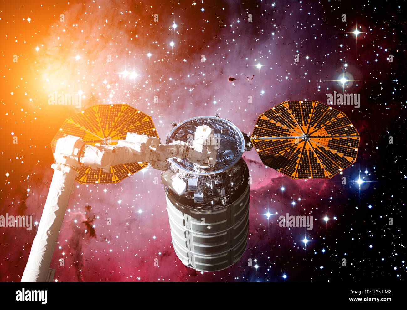 Il veicolo spaziale Cygnus in spazio aperto. Gli elementi di questa immagine fornita dalla NASA. Foto Stock