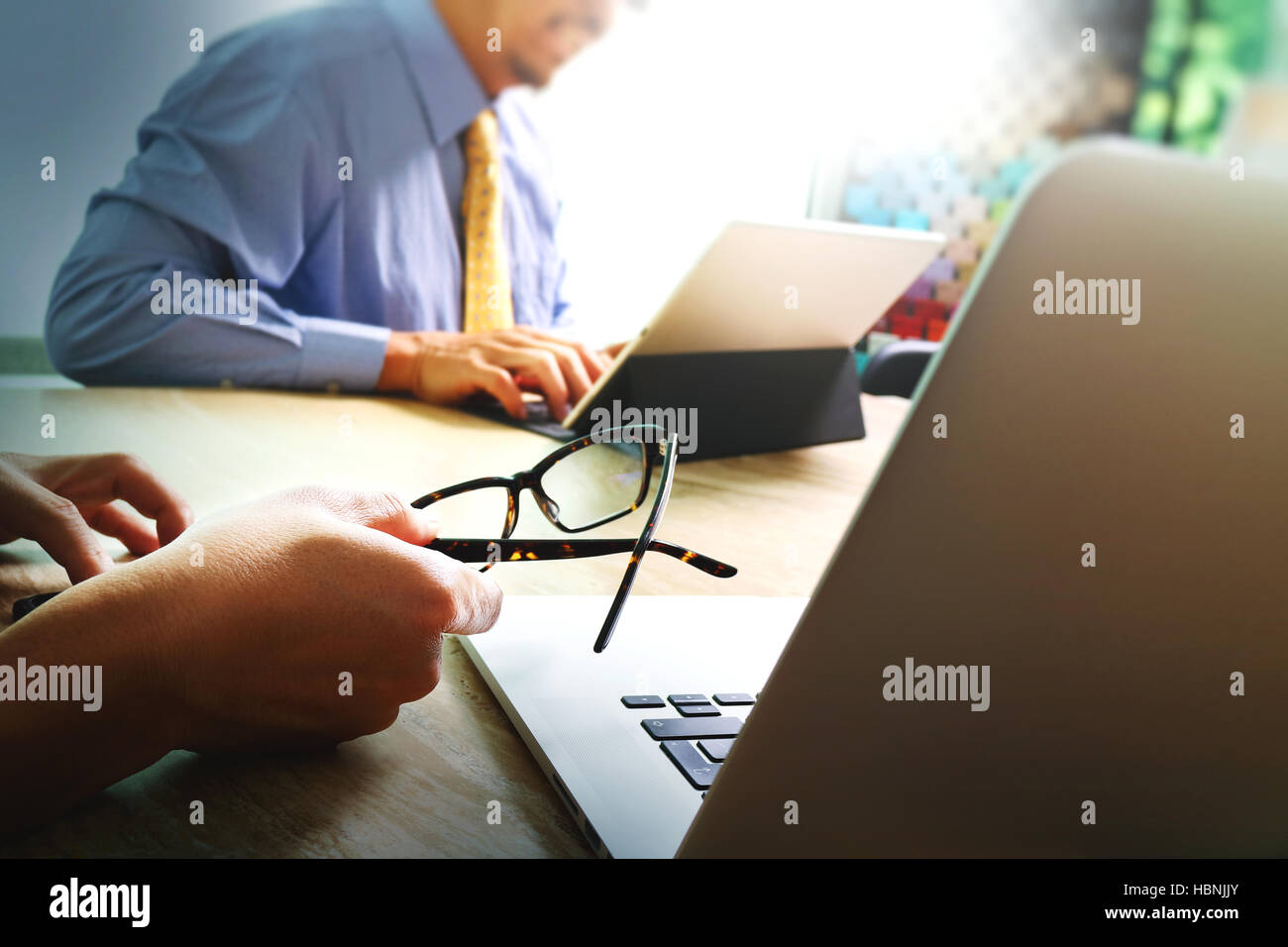 Incontro del team aziendale presente. Investitore professionale che lavora nuovo progetto di avvio. Riunione dei responsabili finanziari. Schermata docking della tastiera del tablet digitale Foto Stock