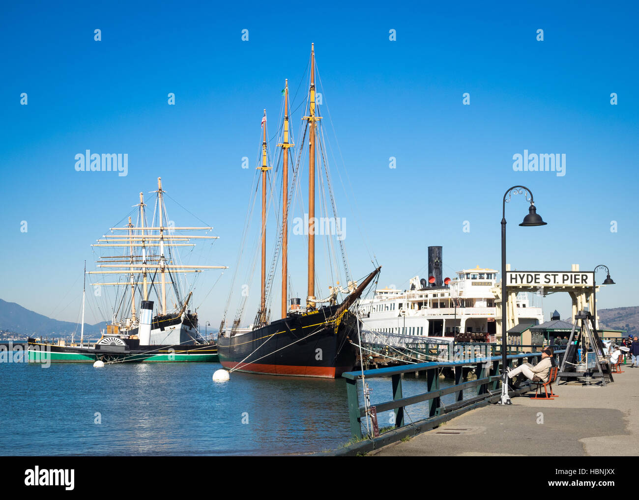 Il C.A. Thayer, un 1895 goletta di legname su Hyde Street Pier in San Francisco Maritime National Historical Park in San Francisco Foto Stock