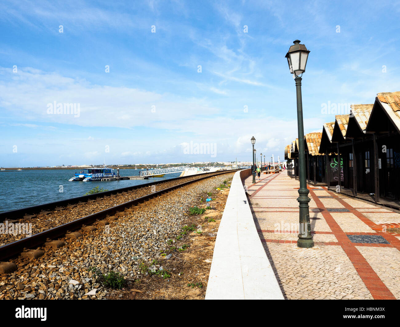 Il percorso principale attorno al bordo delle mura della città Foto Stock