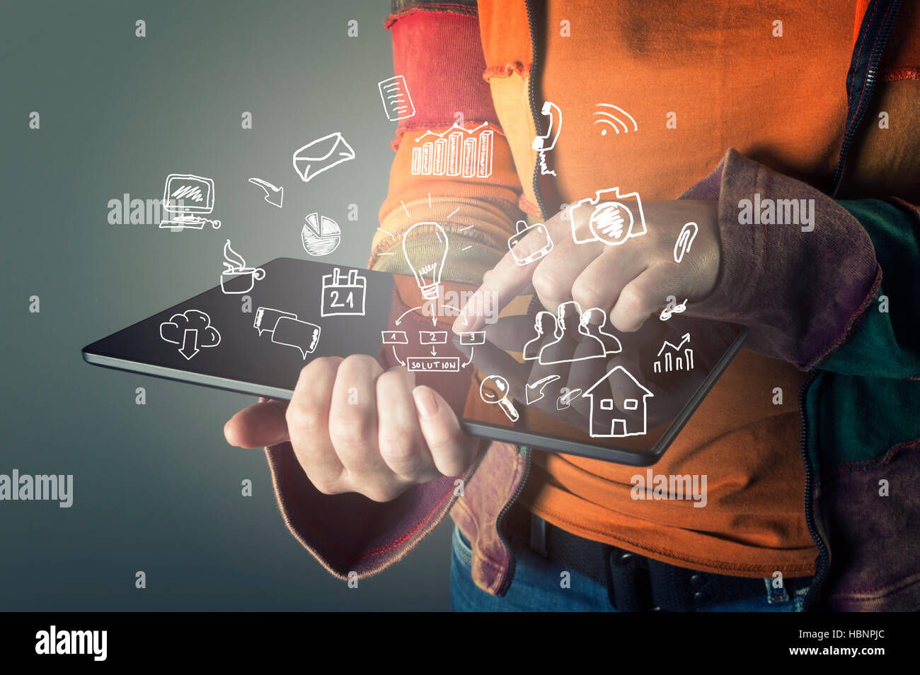 Mano femmina toccando schermo tablet moderno con business icone e simboli. Foto Stock