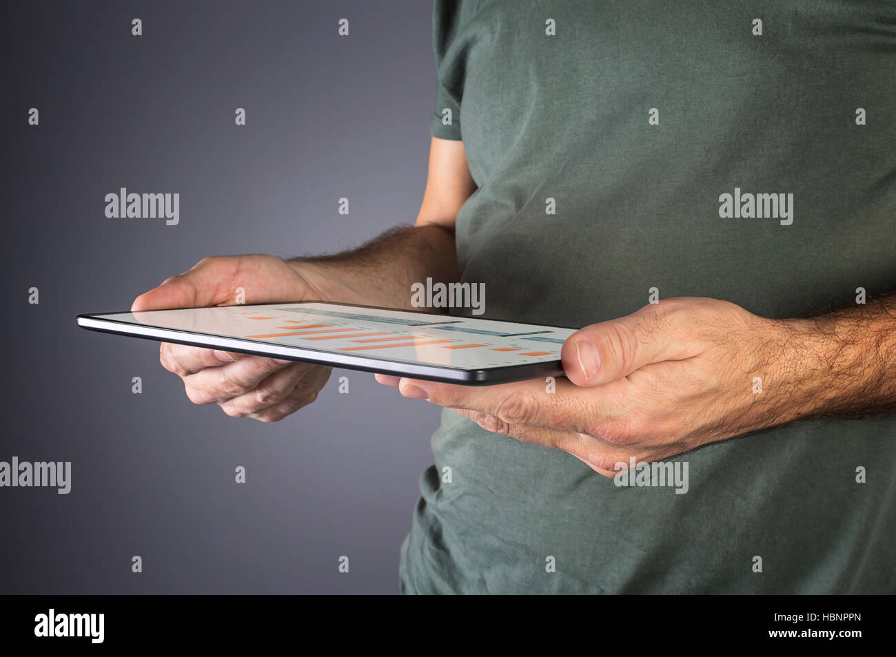 Man mano che tiene un moderno tablet con grafico finanziario. Analisi del business concept. Foto Stock