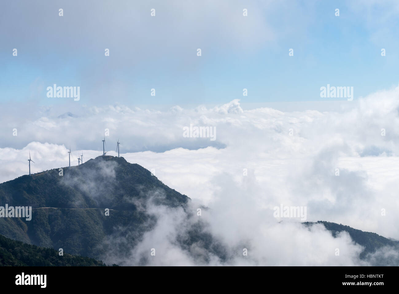 Navigazione wind farm con il mare di nubi Foto Stock