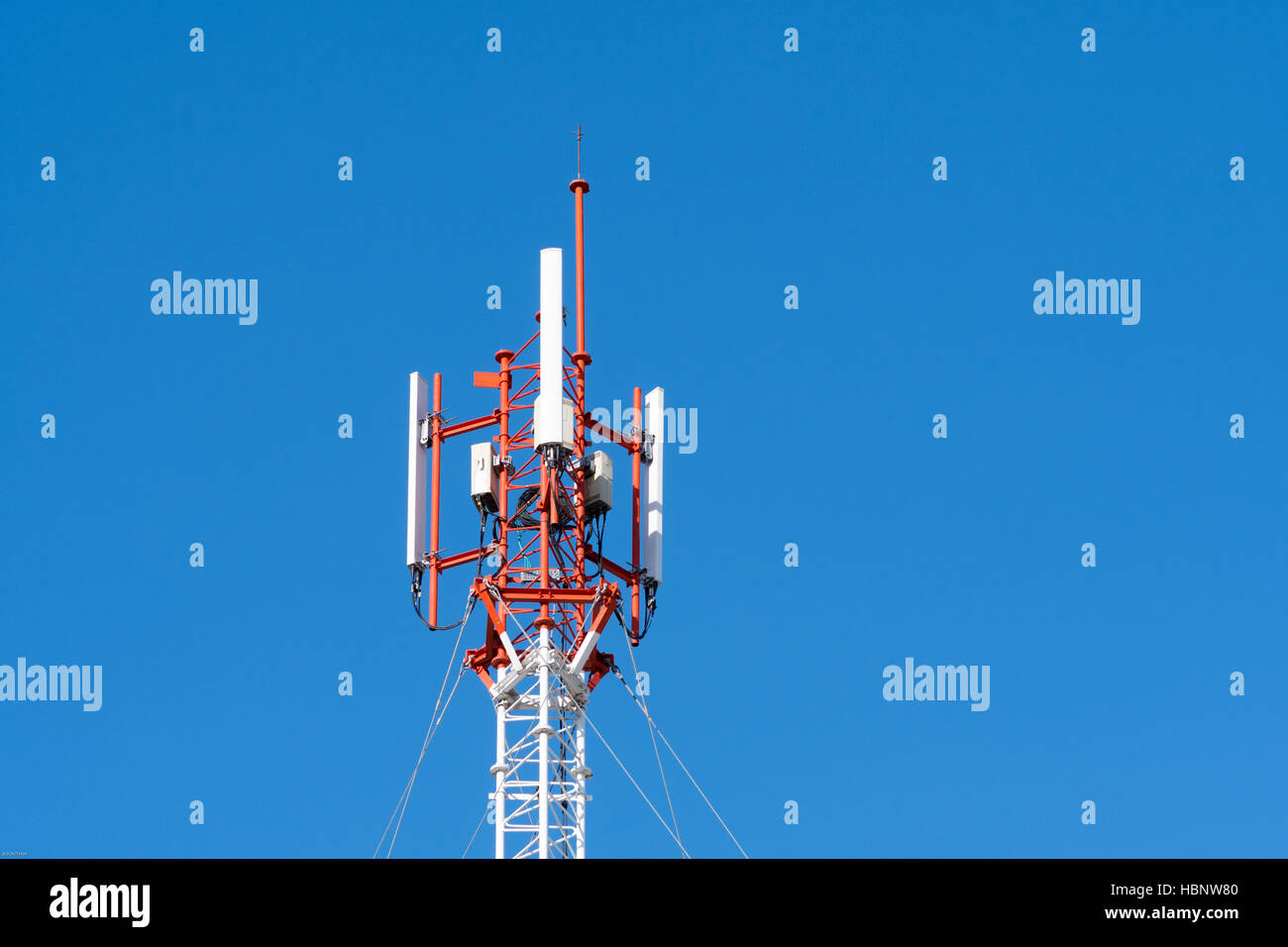 Le antenne sulla torre delle comunicazioni Foto Stock
