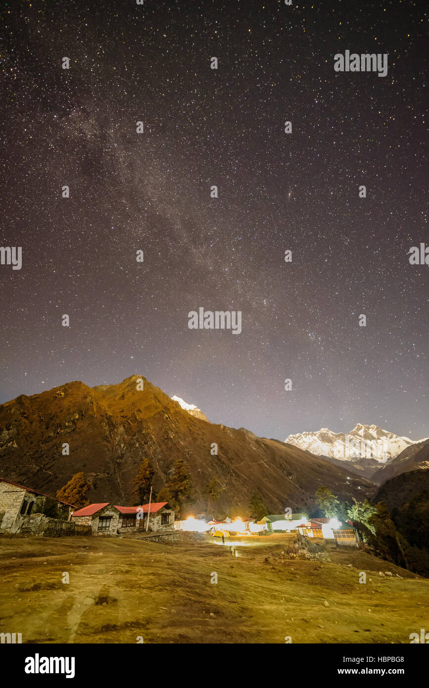 Via lattea arching sul monte everest in Himalaya, Nepal Foto Stock