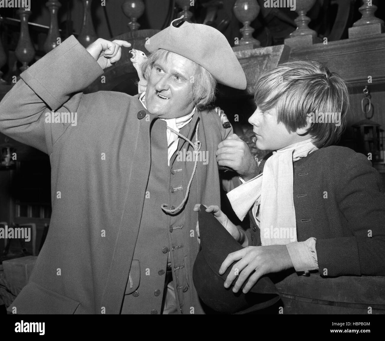 Peter Vaughan (l), che interpreta il ruolo di Long John Silver, e 16-anno-vecchio Michael Newport, come Jim Hawkins, presso il Centro Televisivo della BBC a Londra. Essi sono in costume per un nuovo nove-parte della televisione di serializzazione degli 'L'Isola del Tesoro di Robert Louis Stevenson la famosa avventura, impostato per essere visualizzato su BBC One. Foto Stock