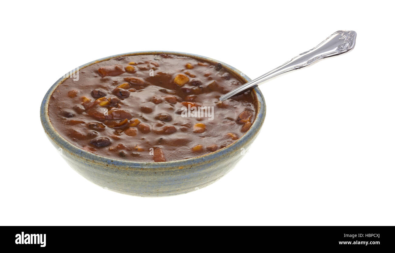 Una tazza di verdura tre chili di fagioli con un cucchiaio inserita nel cibo isolato su uno sfondo bianco. Foto Stock