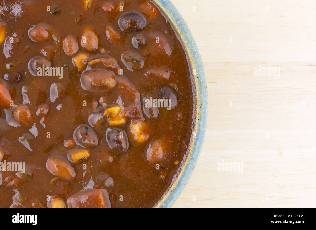 Top vista ravvicinata di una ciotola di vegetali bean di tre chili in cima a una tavola di legno alto. Foto Stock