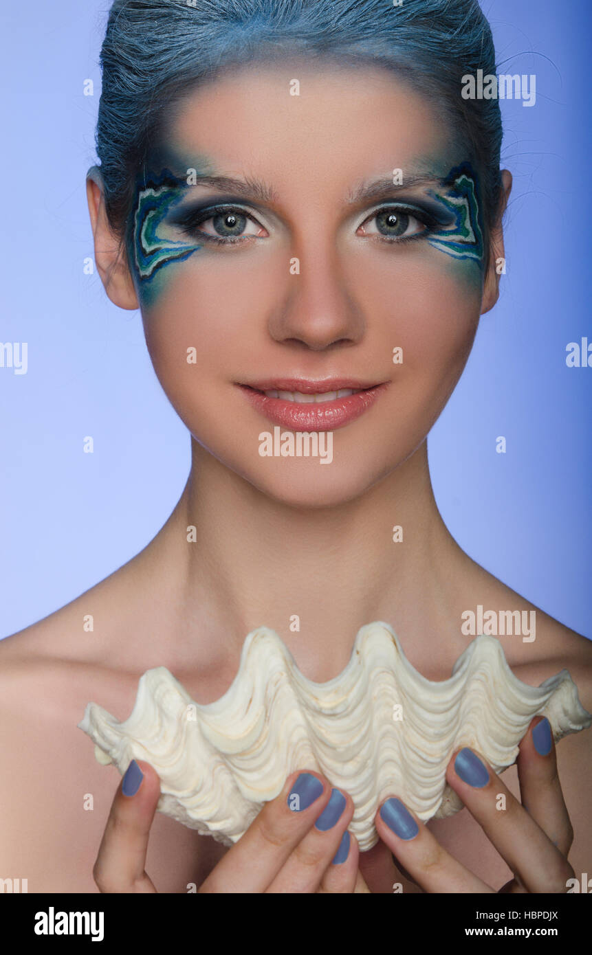 Bella donna di fronte-up mermaid Foto Stock