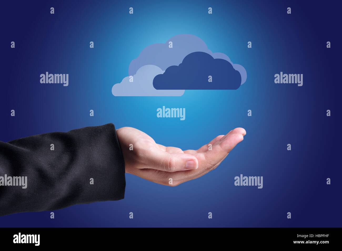 Nuvole sopra le mani. Il Cloud Computing concetto. Foto Stock