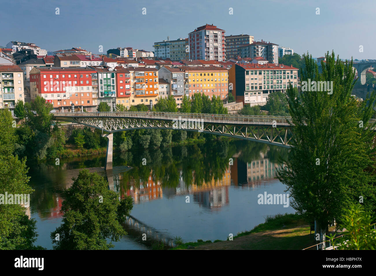 Il fiume Miño e ponte pedonale, Orense, regione della Galizia, Spagna, Europa Foto Stock