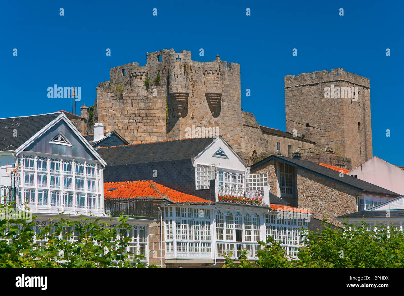 Castello -14secolo- e città, Castro Caldelas, provincia di Orense, regione della Galizia, Spagna, Europa Foto Stock
