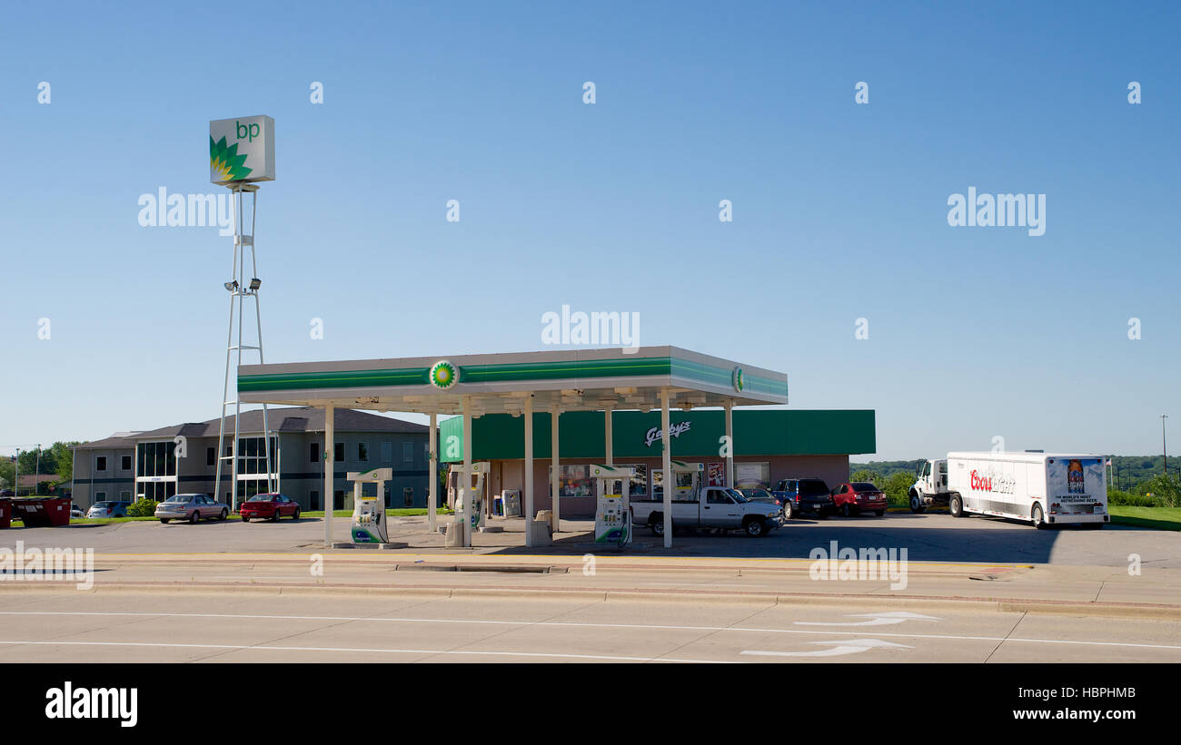 BP gas station con la consegna di Coors carrello su Holiday Road, Coralville, Johnson County, Iowa, USA. Foto Stock