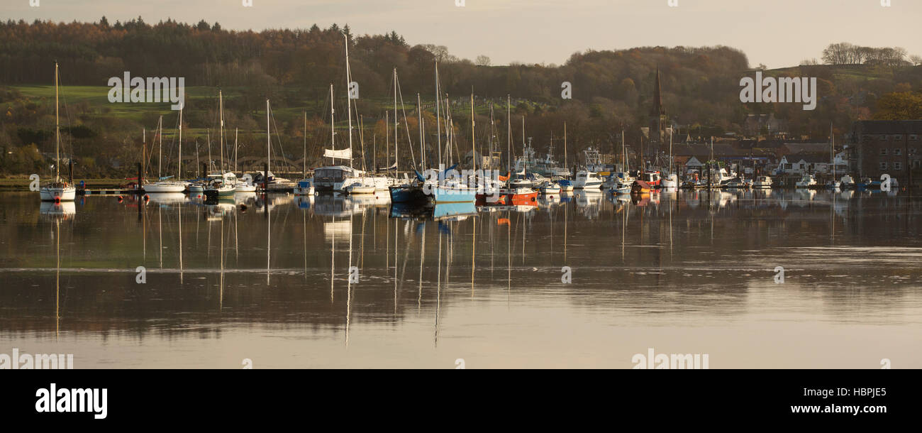 Alta Marea a Kirkcudbright, barche invernale riflessa nel vetro come fiume Dee cercando fino a Kirkcudbright e il suo porto, Galloway, Scotland, Regno Unito Foto Stock