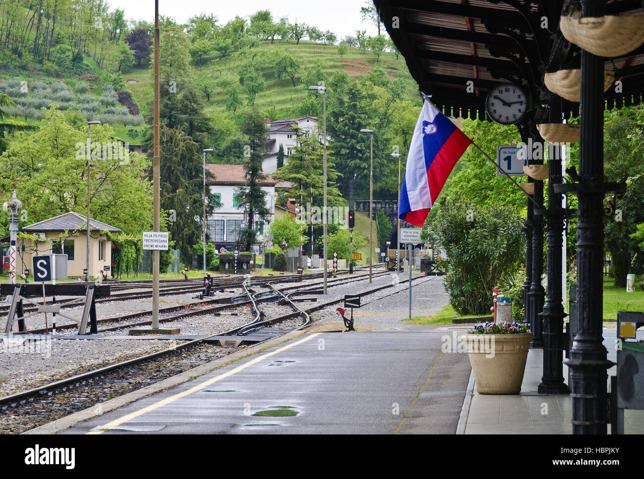 Piattaforma con bandiera slovena Foto Stock