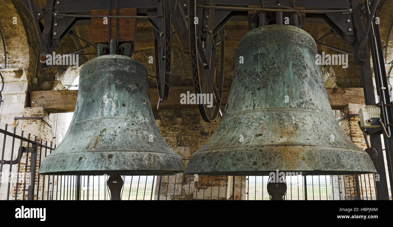 Grandi campane presso la torre di una chiesa Foto Stock