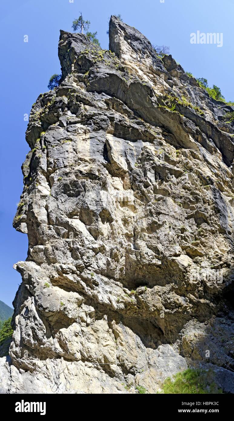 Roccia ripida faccia prima di cielo blu Foto Stock
