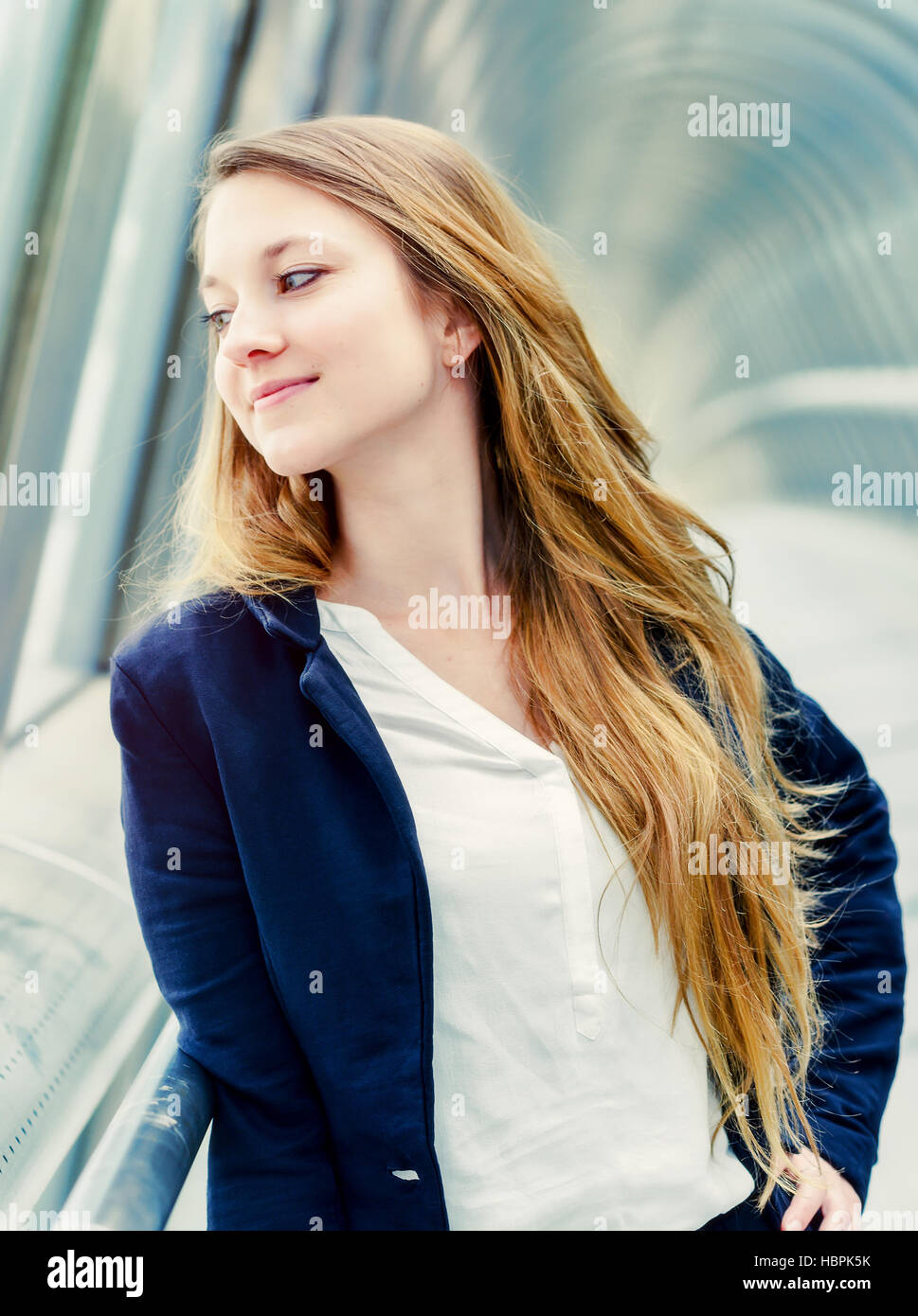Giovane donna sulla ringhiera a ponte Foto Stock