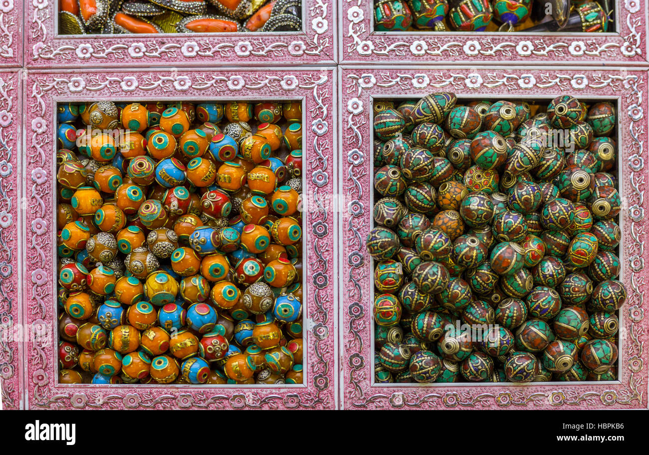 Varity di perline per gioielli fatti a mano sul mercato stallo in Istanbul, Turchia, Gran Bazaar Foto Stock