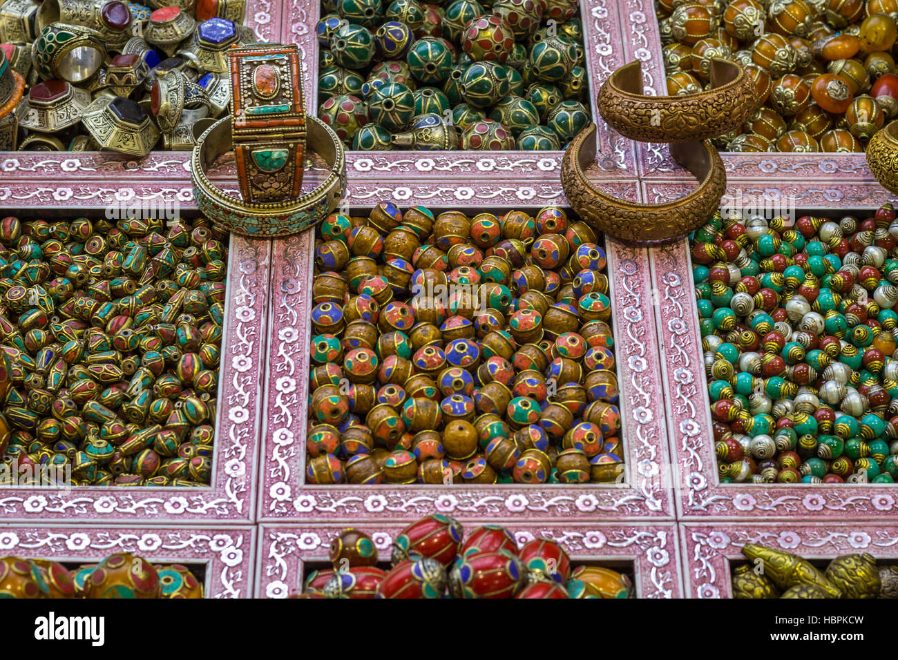 Varity di perline per gioielli fatti a mano sul mercato stallo in Istanbul, Turchia, Gran Bazaar Foto Stock