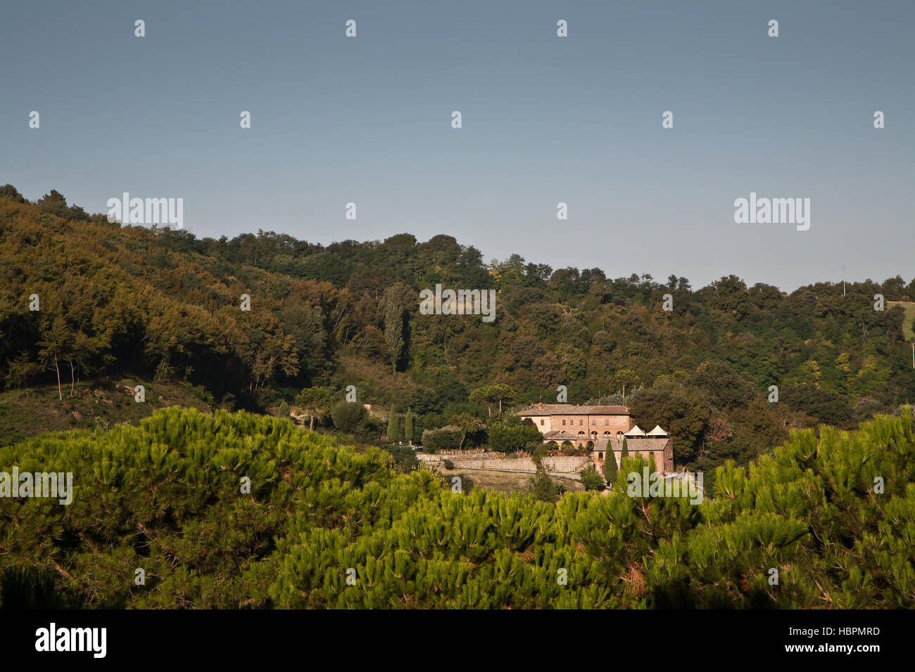 Villa Toscana impostato nel bosco. Foto Stock