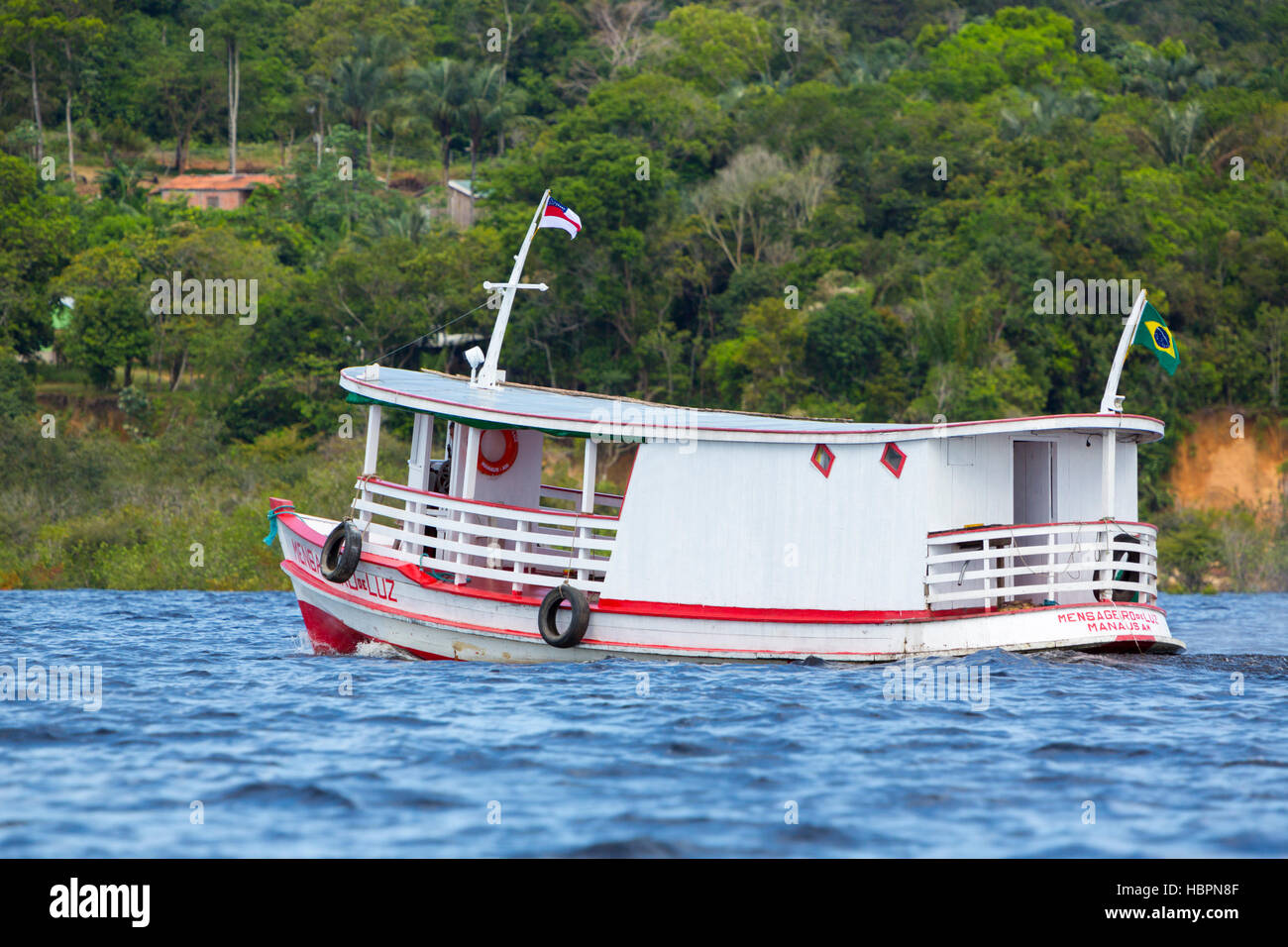 Amazon tipica imbarcazione in legno sul Rio Negro a Manaus, Brasile Foto  stock - Alamy