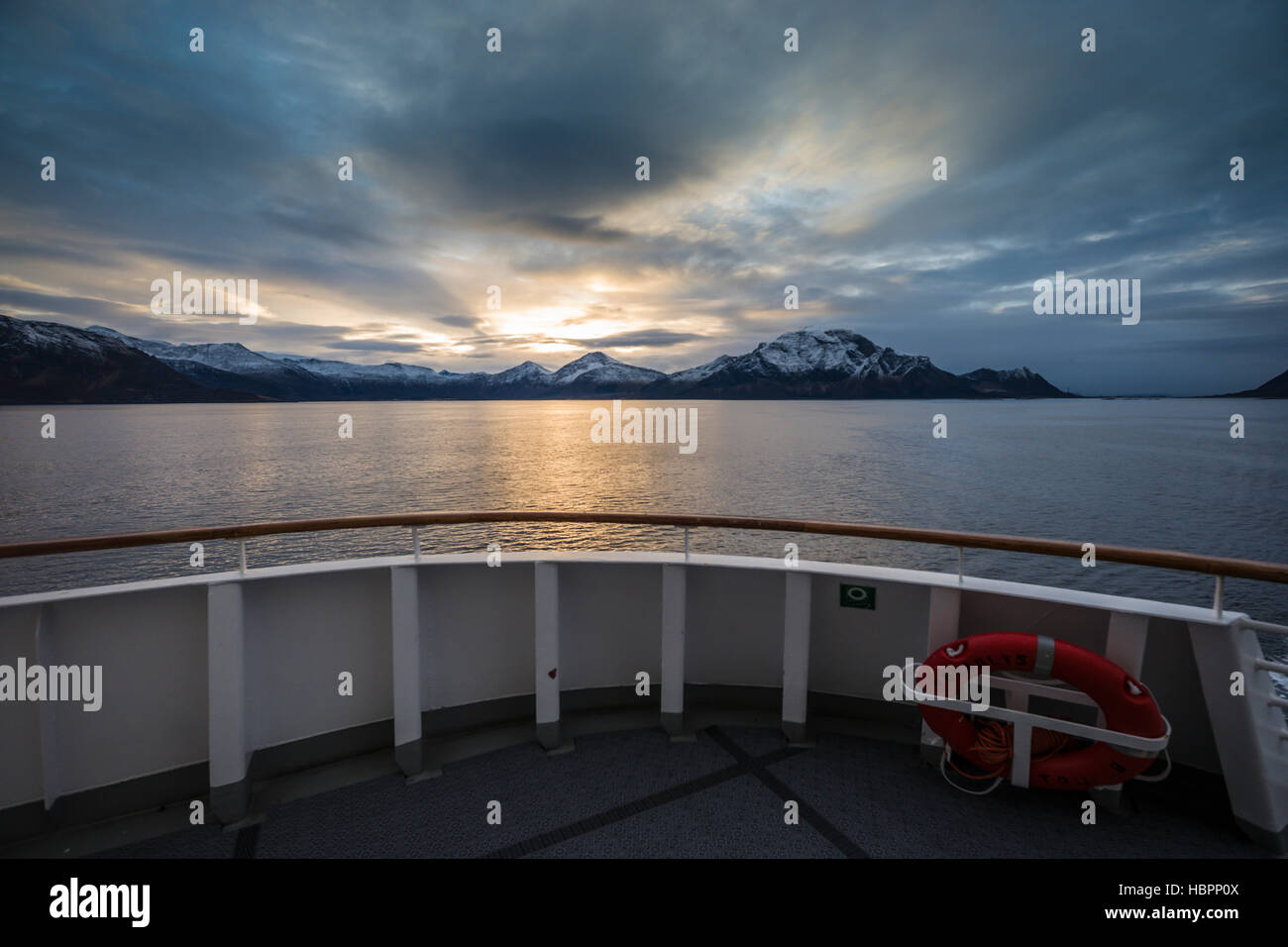 Hurtigruten MS Polarlys vista da poppa come crociere attraverso i fiordi della Norvegia settentrionale. Foto Stock