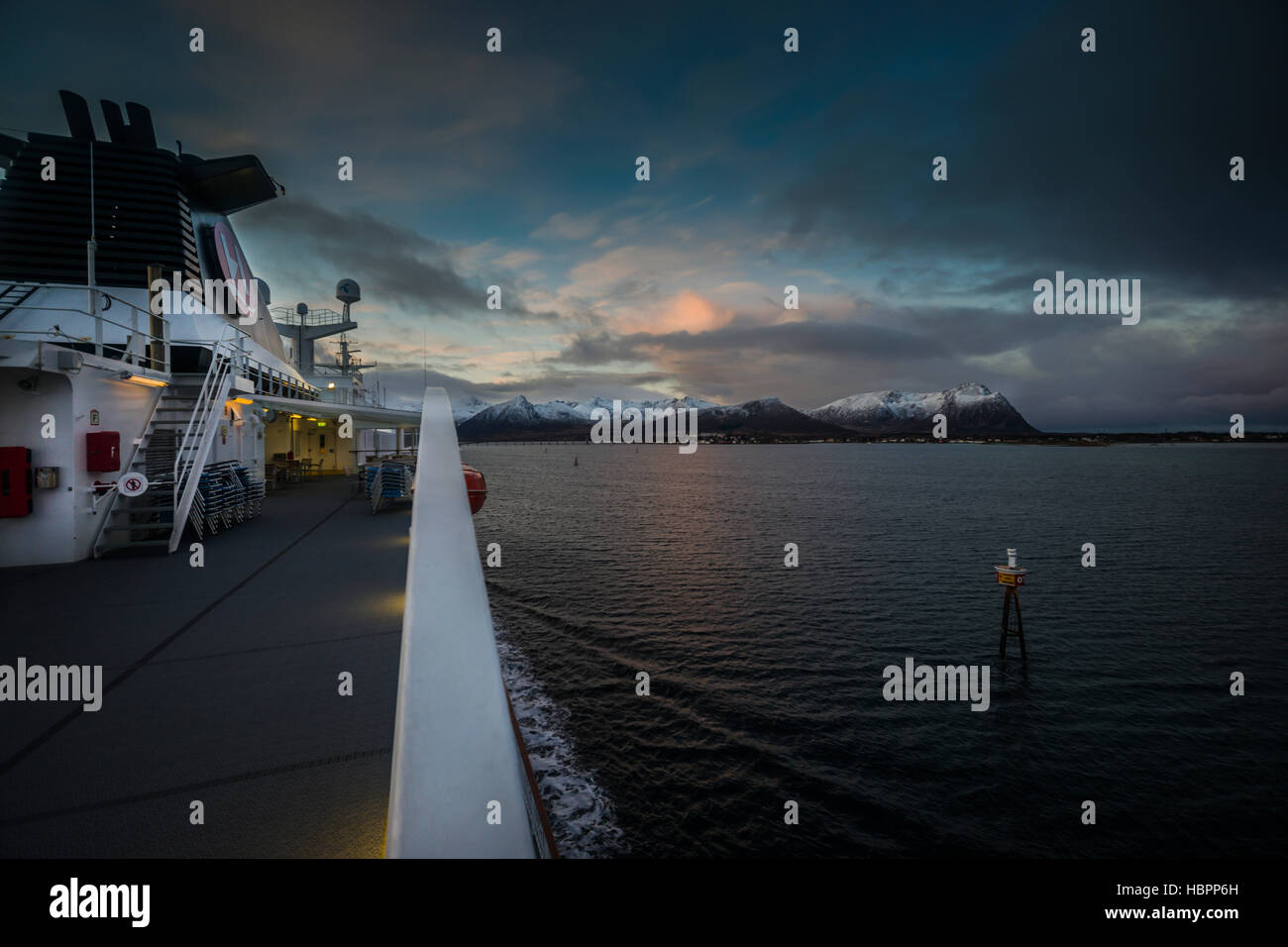 Hurtigruten nave passeggeri MS Polarlys arrivando a Risoyhamn dopo la navigazione del canale stretto, Norvegia settentrionale. Foto Stock