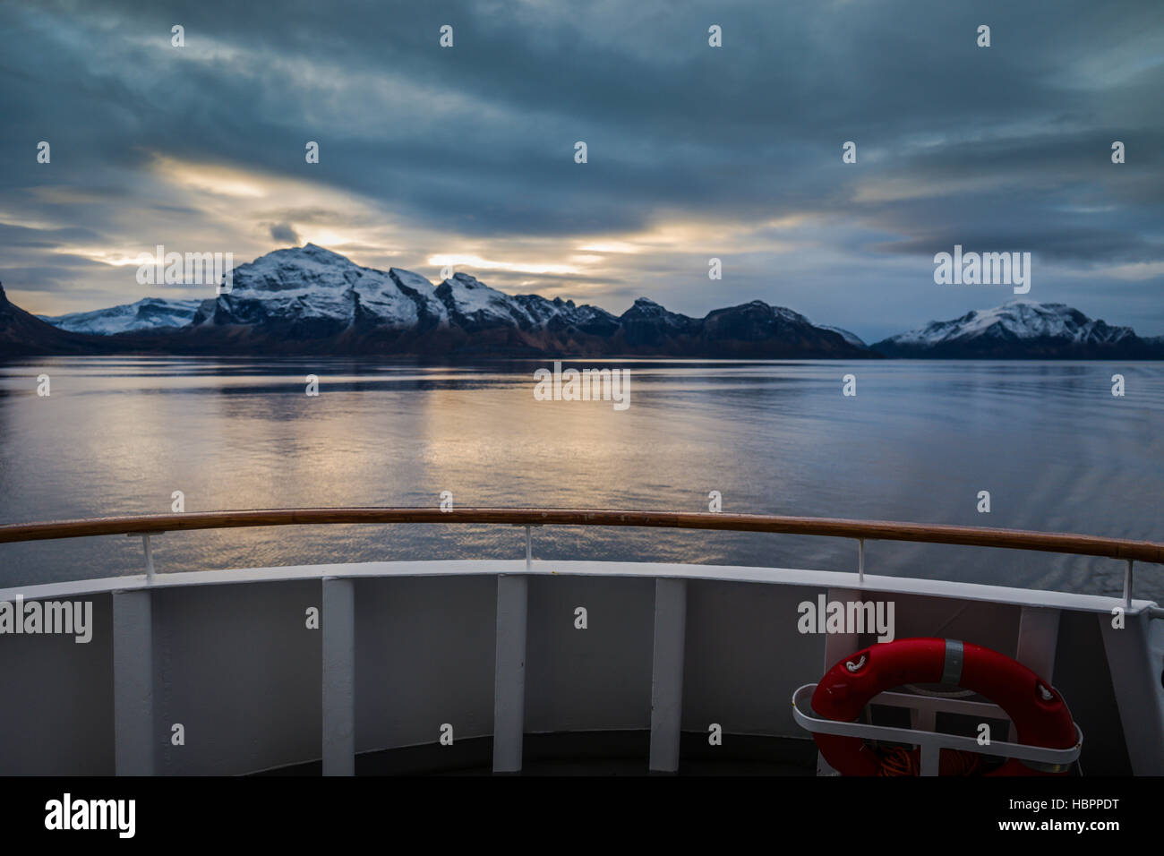 Hurtigruten MS Polarlys vista da poppa come crociere attraverso i fiordi della Norvegia settentrionale. Foto Stock