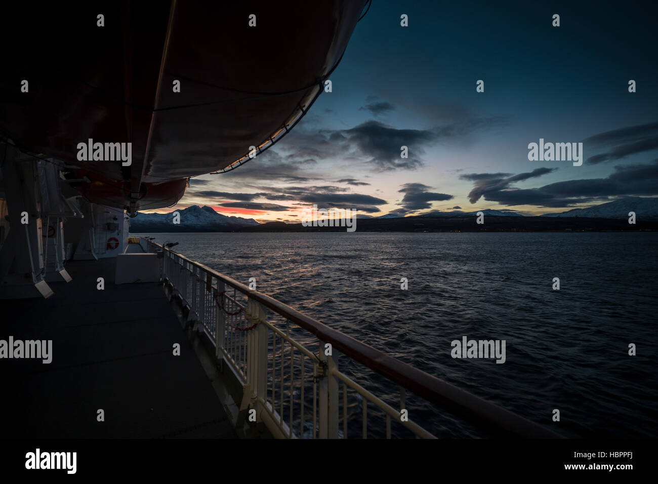 Hurtigruten nave passeggeri MS Polarlys navigando attraverso il crepuscolo artico, Norvegia settentrionale. Foto Stock