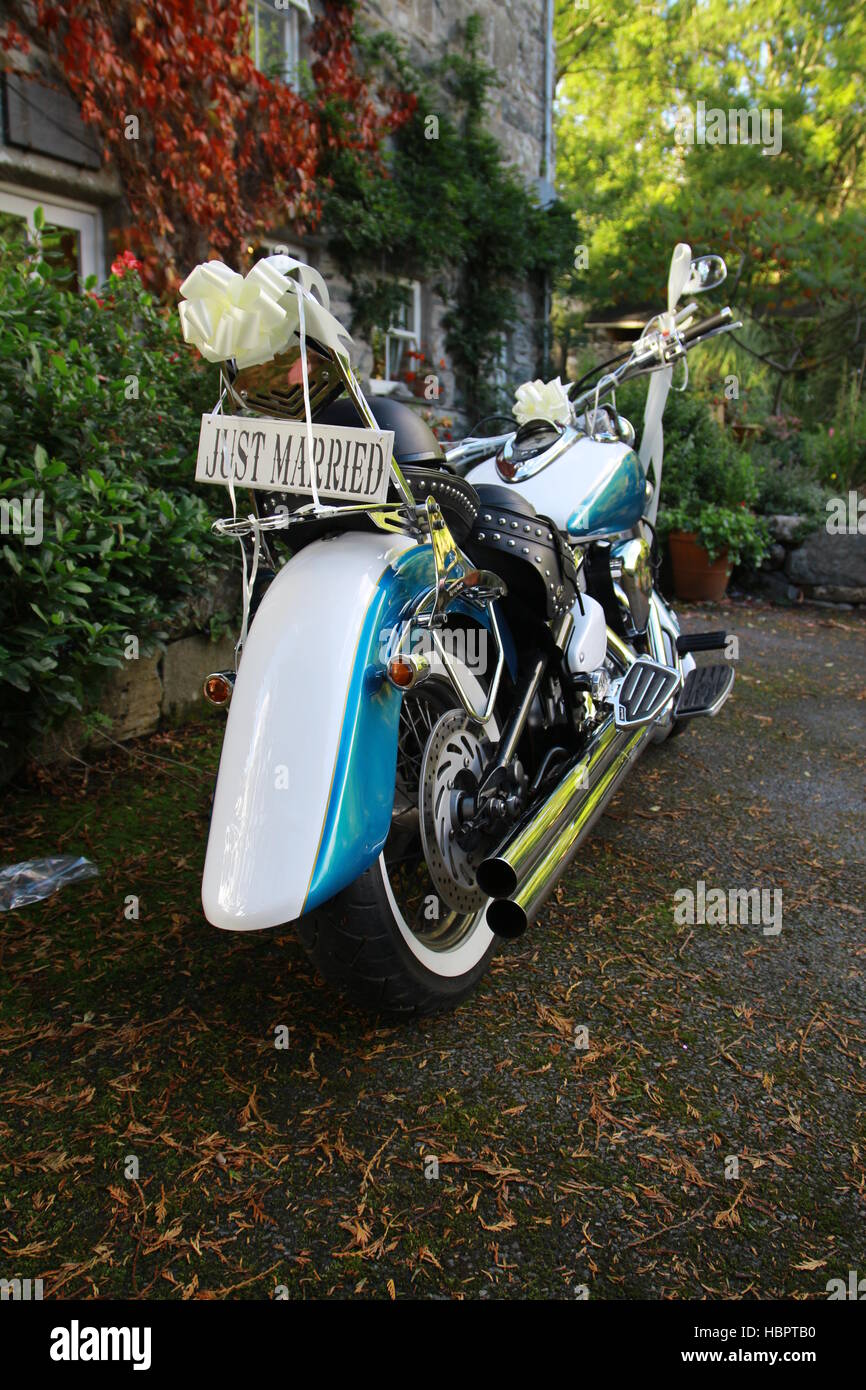 Moto usata come veicolo di nozze, Wales 2014. Foto Stock